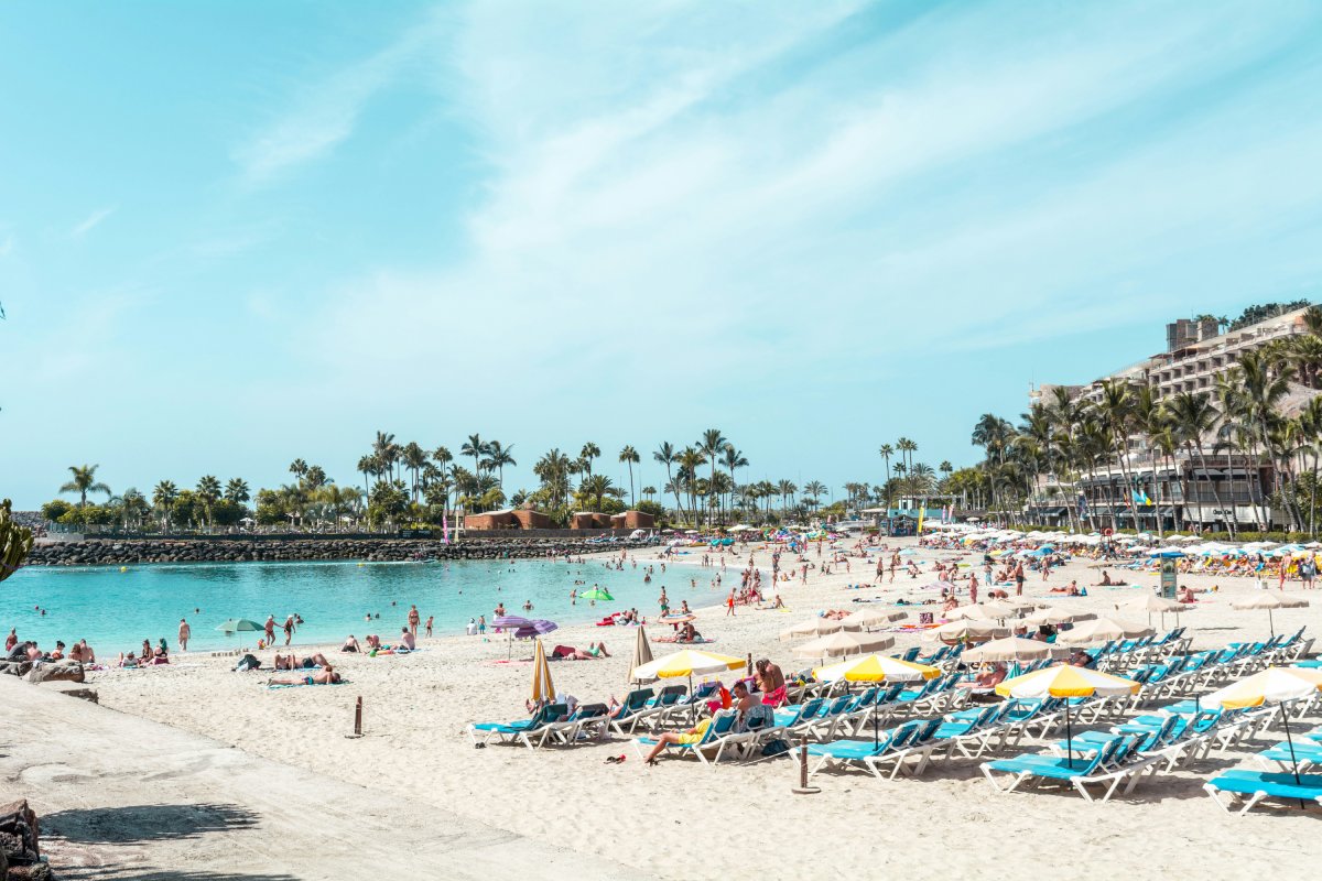 Jose Antonio Jiménez Macías on Unsplash. Tourists enjoying the sun and beach.