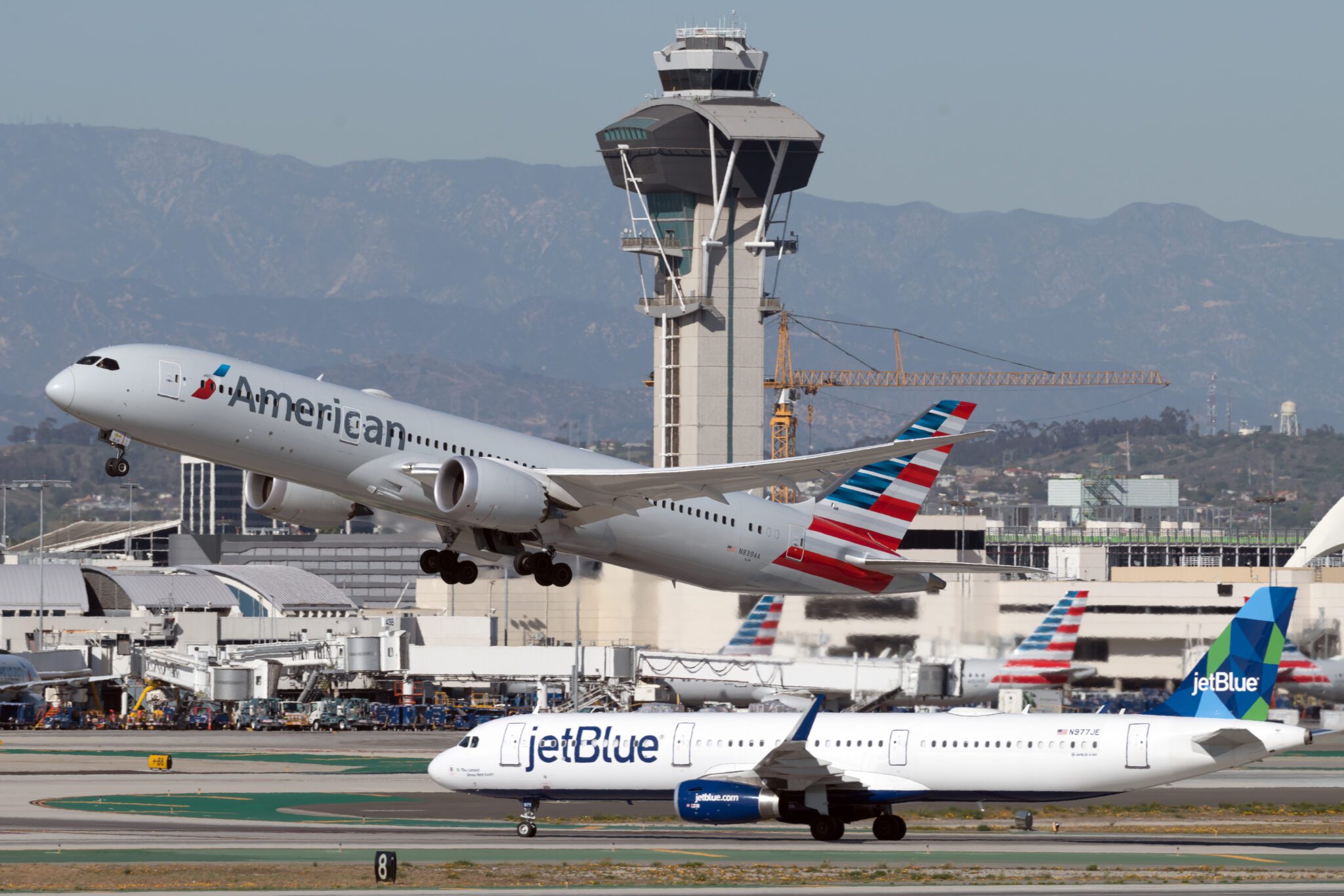 An American Airlines Boeing 787-9 Dreamliner at Los Angeles Airport.